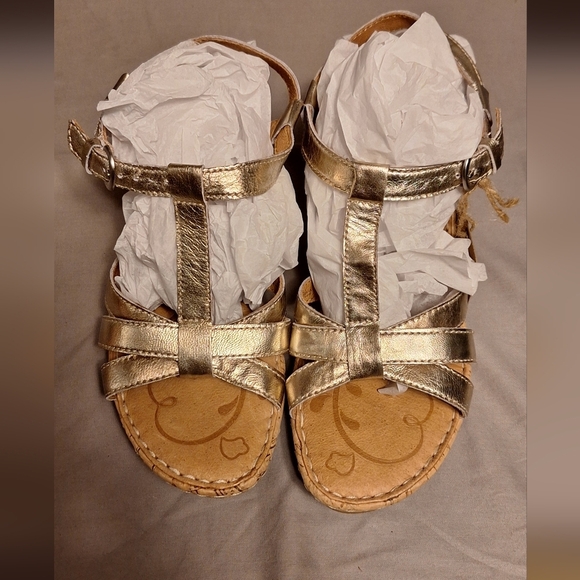 Born Metallic Gold Strappy Wedge Sandals Sz 9 Casual Summer NWT - Picture 2 of 8